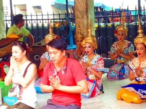 Thai Culture At Erawan Shrine In Bangkok | Love Thai Maak