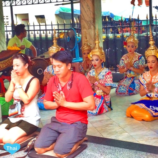 Locals at Erawan shrines : Things to do in Bangkok Love Thai Maak