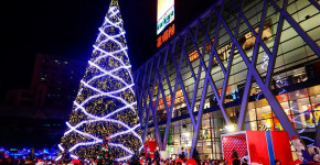 Things to do in Bangkok | Love Thai Maak Christmas in Central World Rachaprasong local crowd