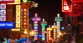 Things to do in Bangkok Chinatown by Love Thai Maak | Reasons to love Thai-Chinese food with night lights of the iconic site